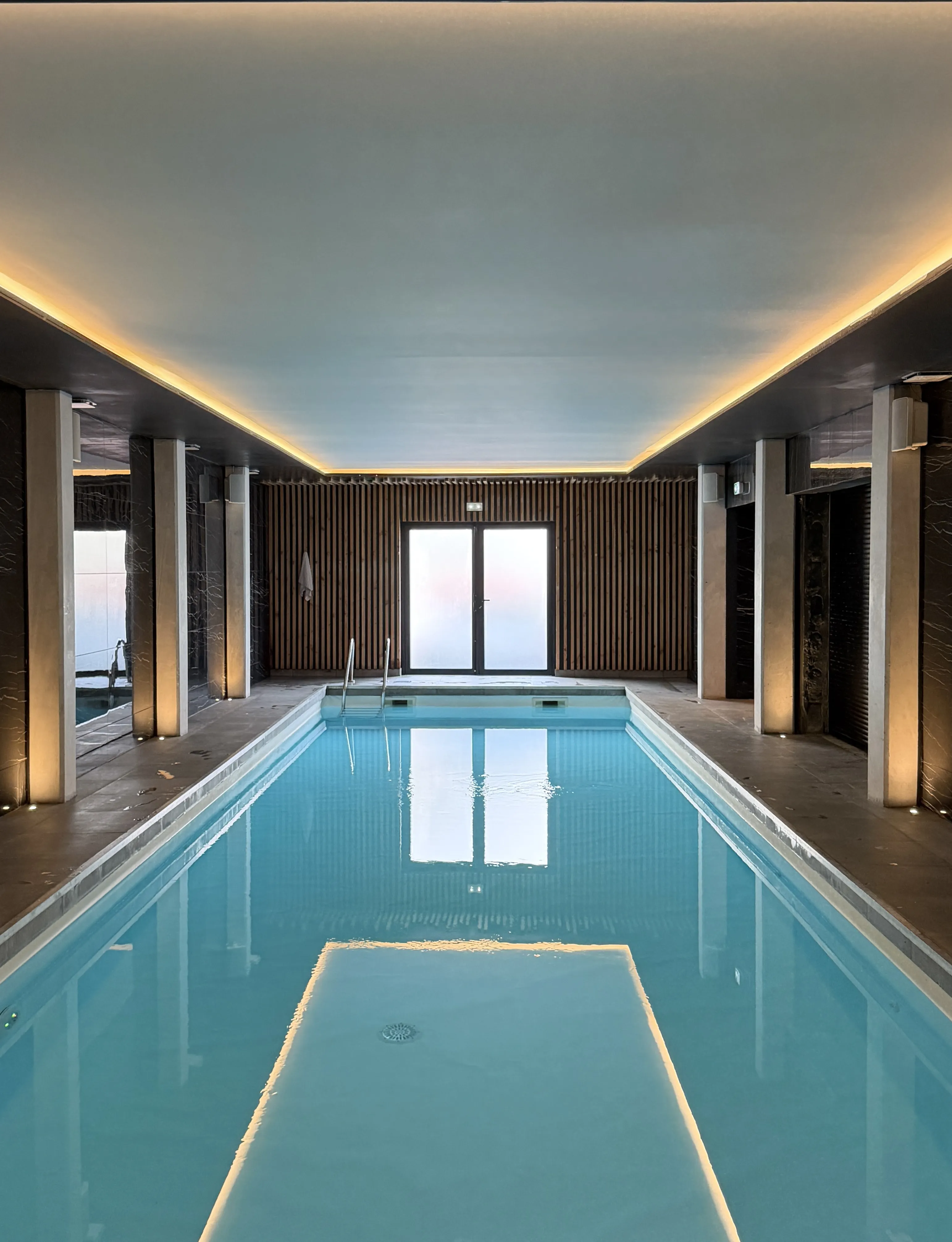 Elevate — piscine intérieure